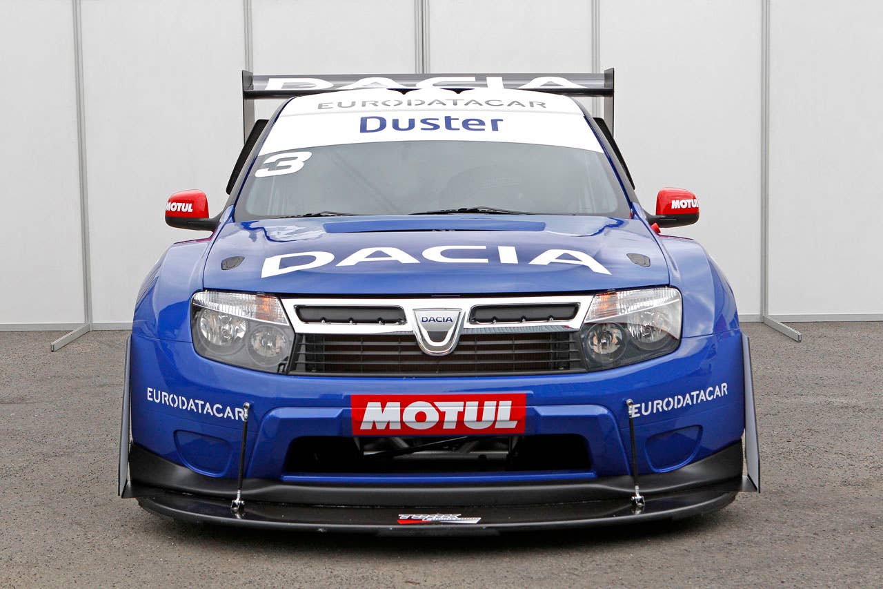 Duster DACIA, chez Tork Engineering, avec les logos des partenaires.