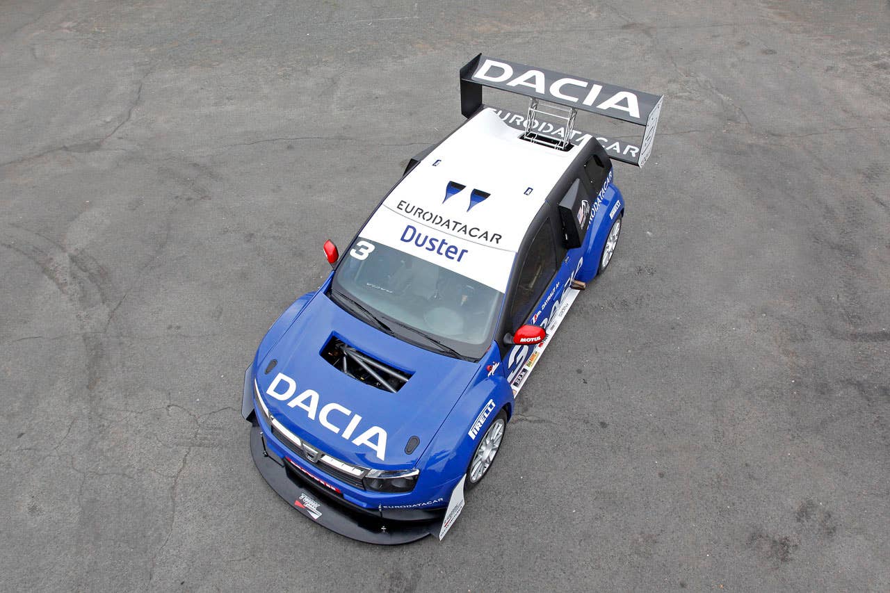 Duster DACIA, chez Tork Engineering, avec les logos des partenaires.