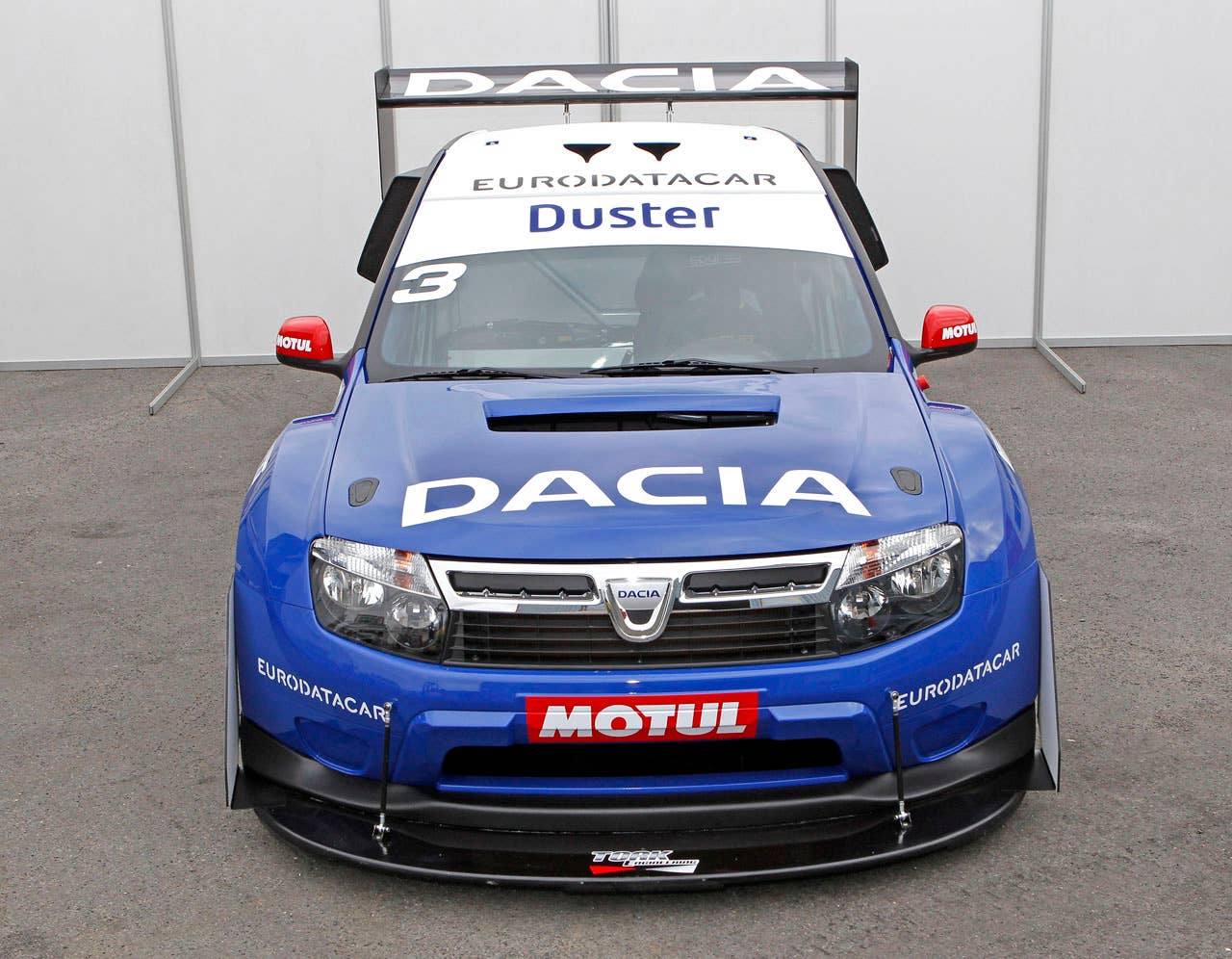 Duster DACIA, chez Tork Engineering, avec les logos des partenaires.