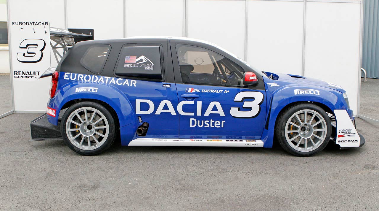 Duster DACIA, chez Tork Engineering, avec les logos des partenaires.