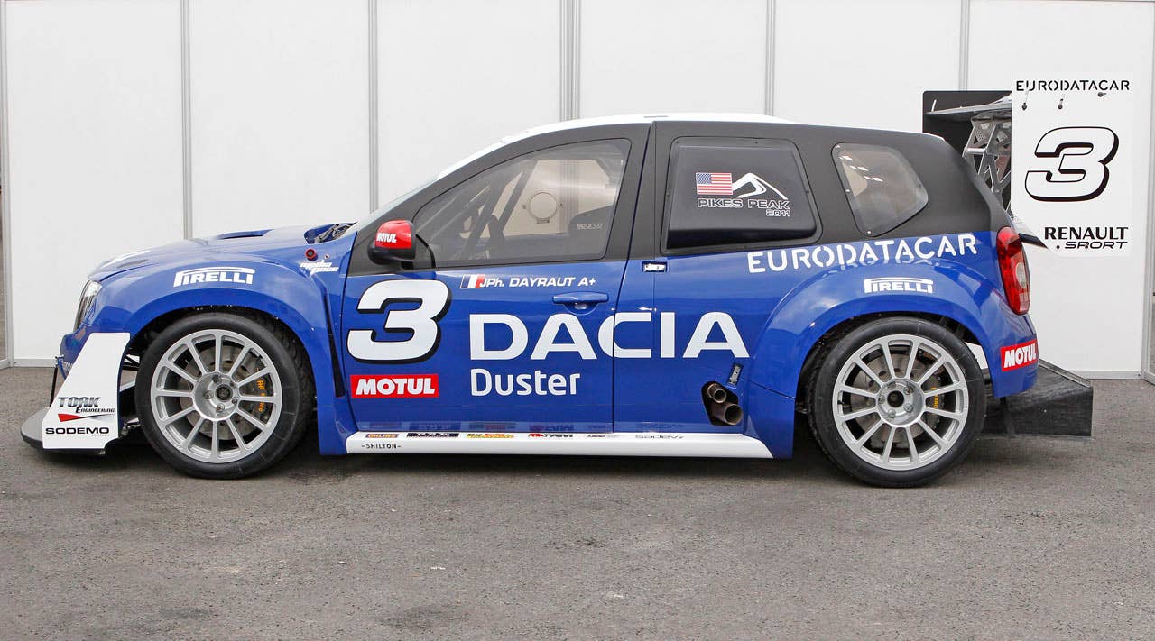 Duster DACIA, chez Tork Engineering, avec les logos des partenaires.