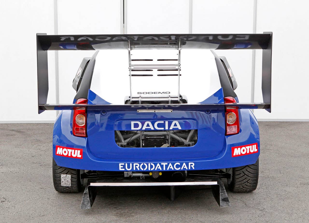 Duster DACIA, chez Tork Engineering, avec les logos des partenaires.