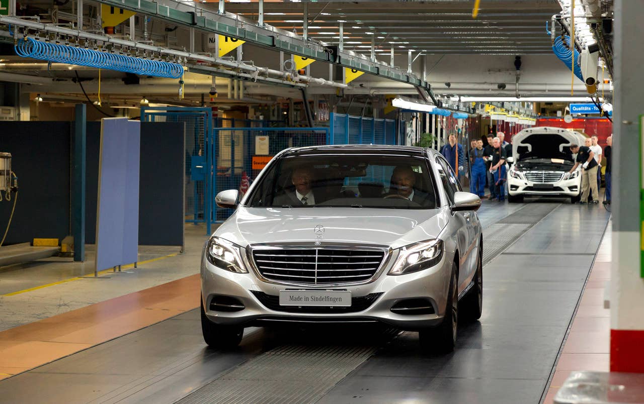 Start of production of the new S-Class at the Mercedes-Benz Sindelfingen plant:Dr. Dieter Zetsche, Chairman of the Board of Management of Daimler AG and Head of Mercedes-Benz Cars (Driver), and Andreas Renschler, Member of the Board of Management of Daimler AG, Manufacturing and Procurement Mercedes-Benz Cars & Mercedes Benz Vans, with the first new S-Class customer vehicle, an S 400 HYBRID.