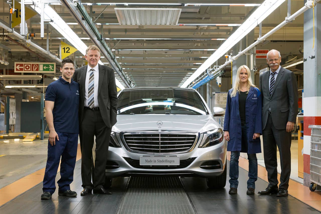 Start of production of the new S-Class at the Mercedes-Benz Sindelfingen plant:Dr. Dieter Zetsche, Chairman of the Board of Management of Daimler AG and Head of Mercedes-Benz Cars (right), and Andreas Renschler, Member of the Board of Management of Daimler AG, Manufacturing and Procurement Mercedes-Benz Cars & Mercedes Benz Vans, with employees of the S-Class assembly and the first new S-Class customer vehicle, an S 400 HYBRID .