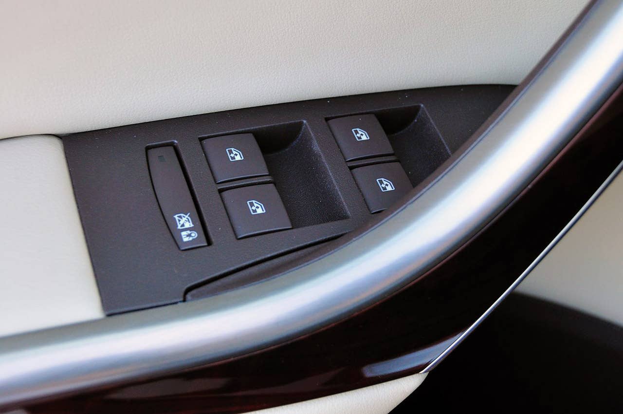 2012 Buick Verano window controls