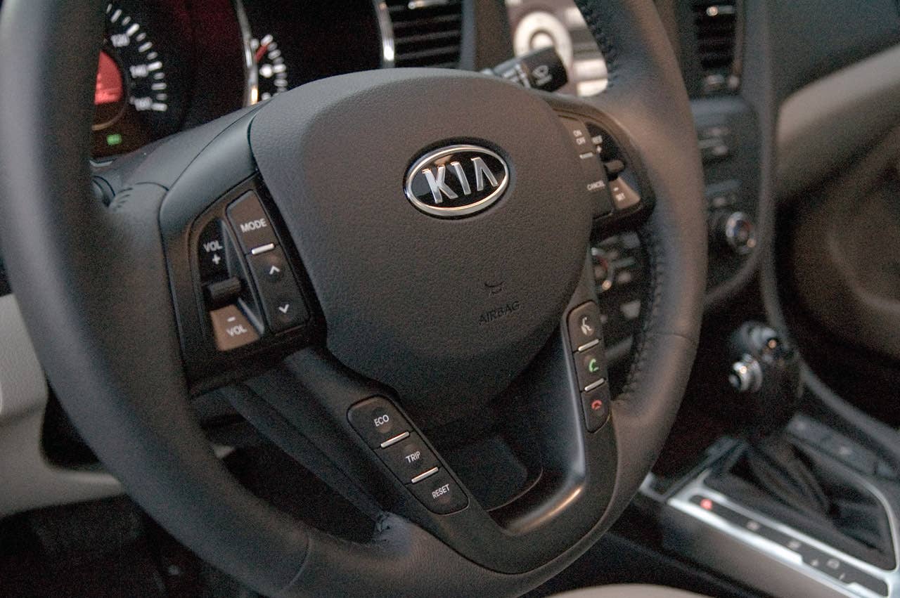 2011 Kia Optima EX steering wheel
