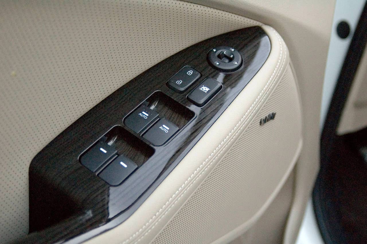 2011 Kia Optima EX door controls