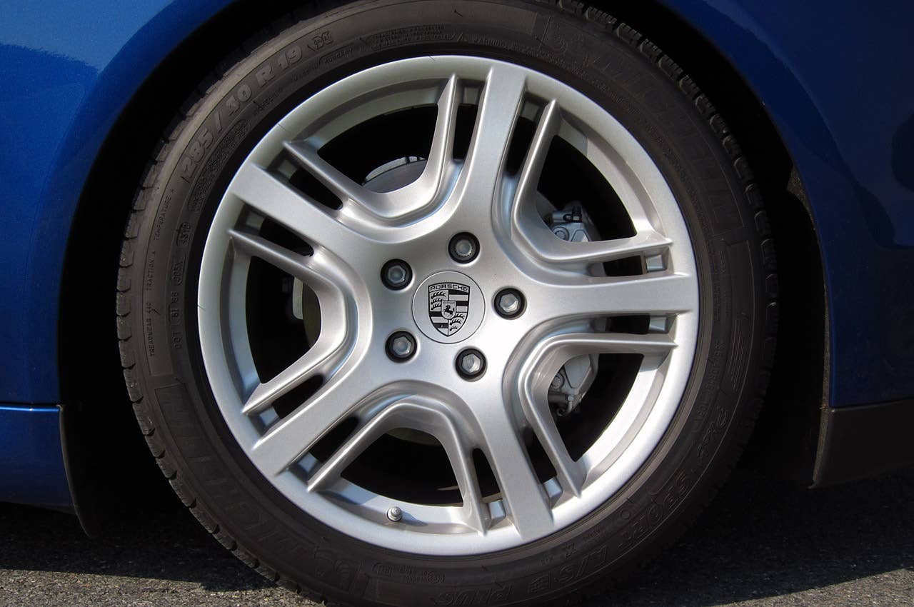 2012 Porsche Panamera S Hybrid wheel