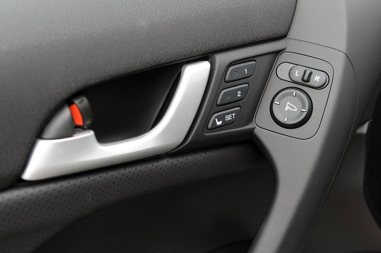 2011 Acura TSX Sport Wagon door controls