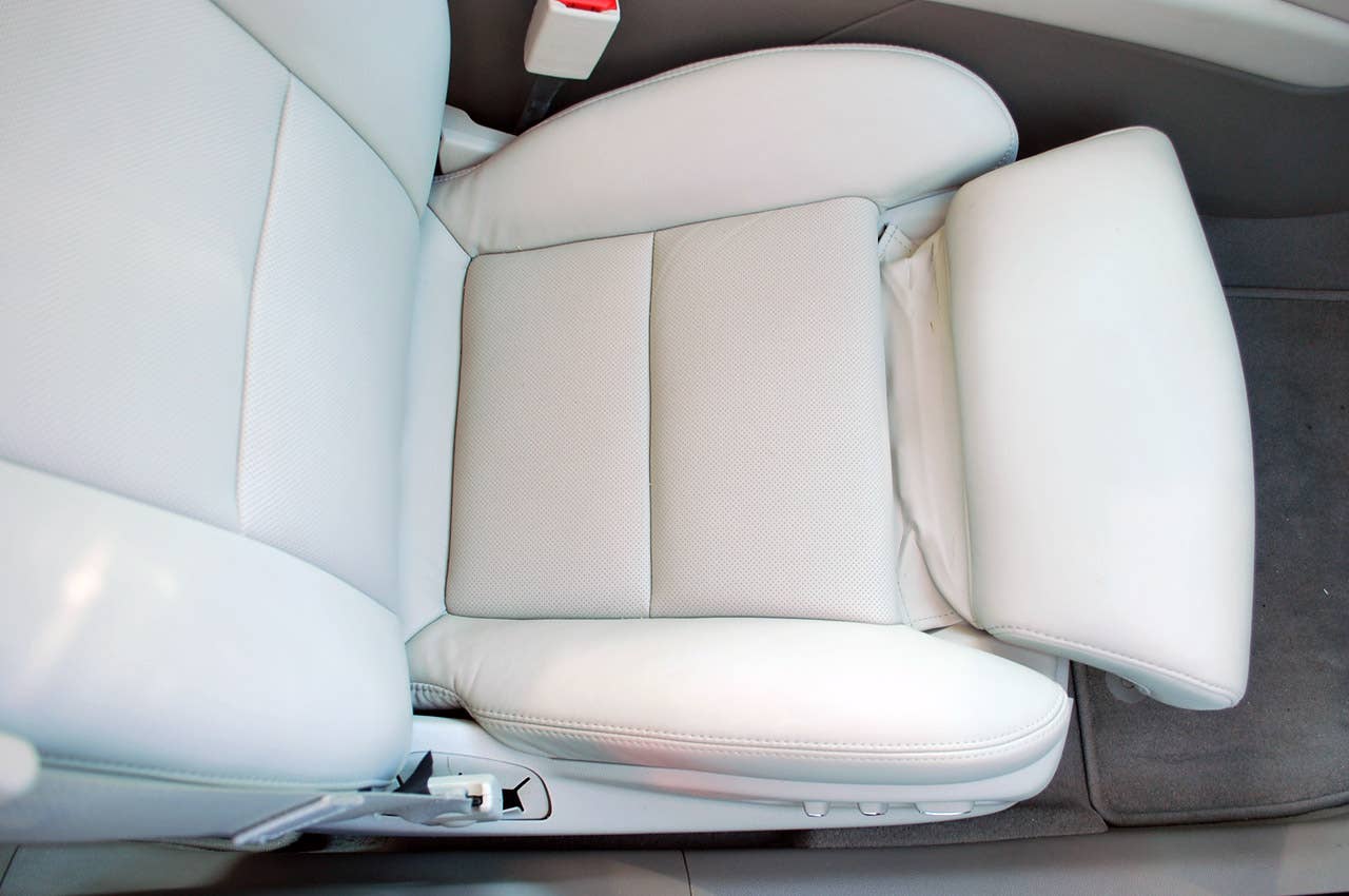 2013 Cadillac XTS front seat