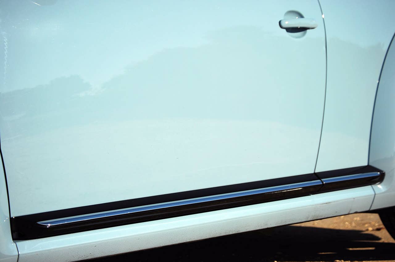 2013 Volkswagen Beetle Turbo Convertible side trim