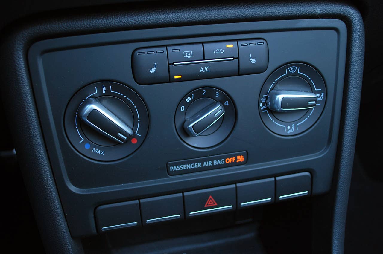 2013 Volkswagen Beetle Turbo Convertible climate controls