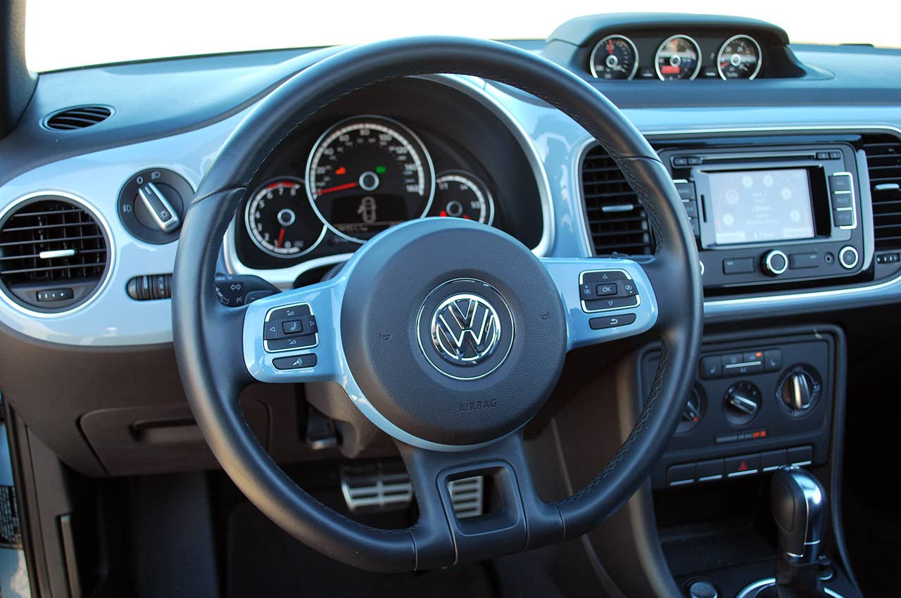 2013 Volkswagen Beetle Turbo Convertible steering wheel