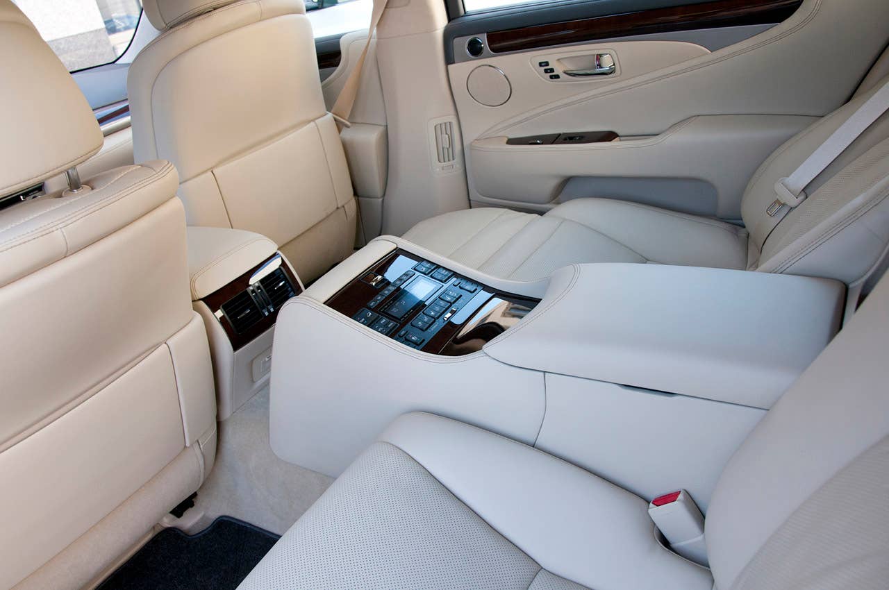2013 Lexus LS rear seats