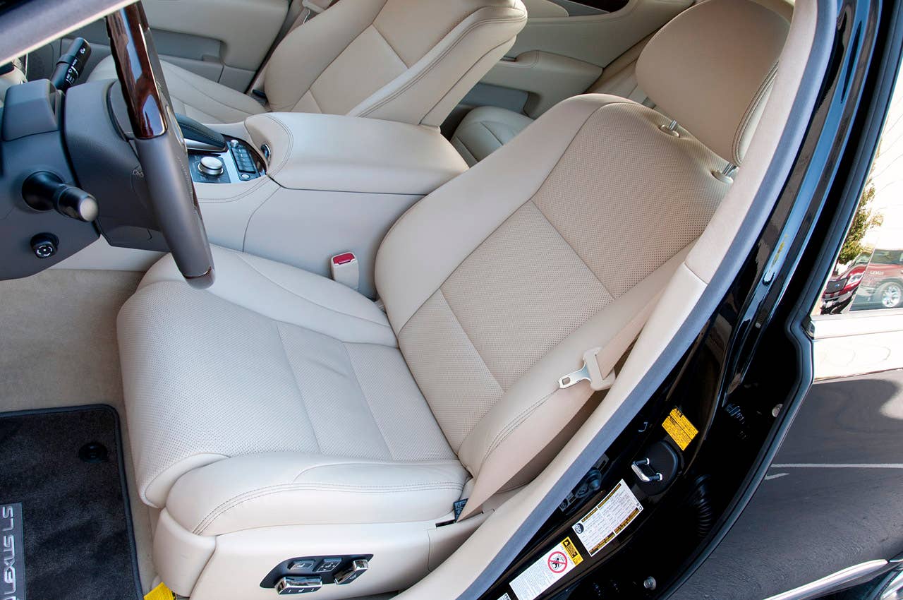 2013 Lexus LS front seats