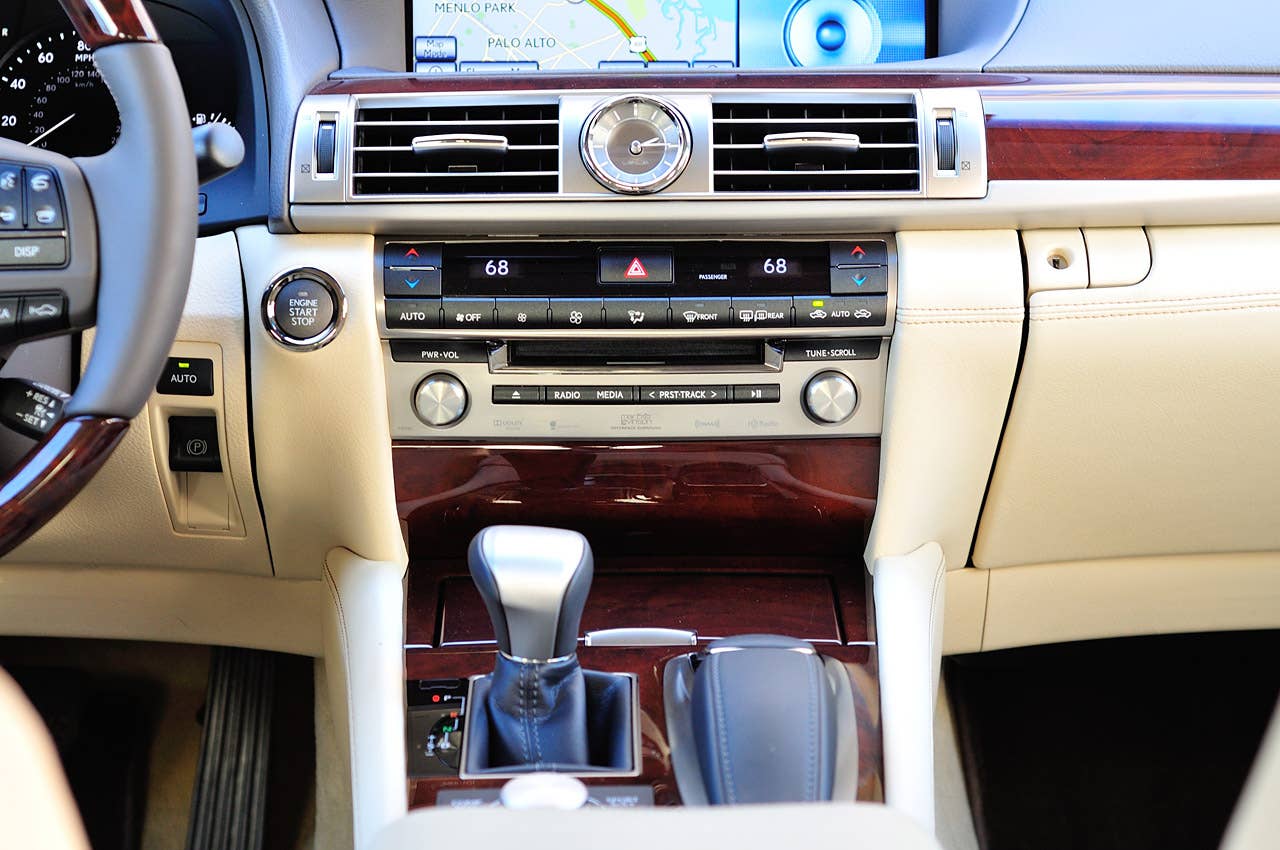 2013 Lexus LS instrument panel