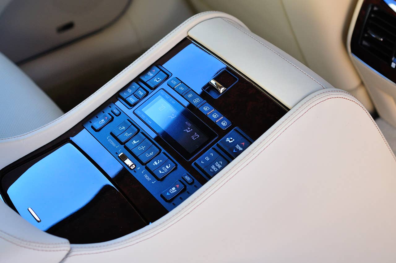 2013 Lexus LS rear seat console