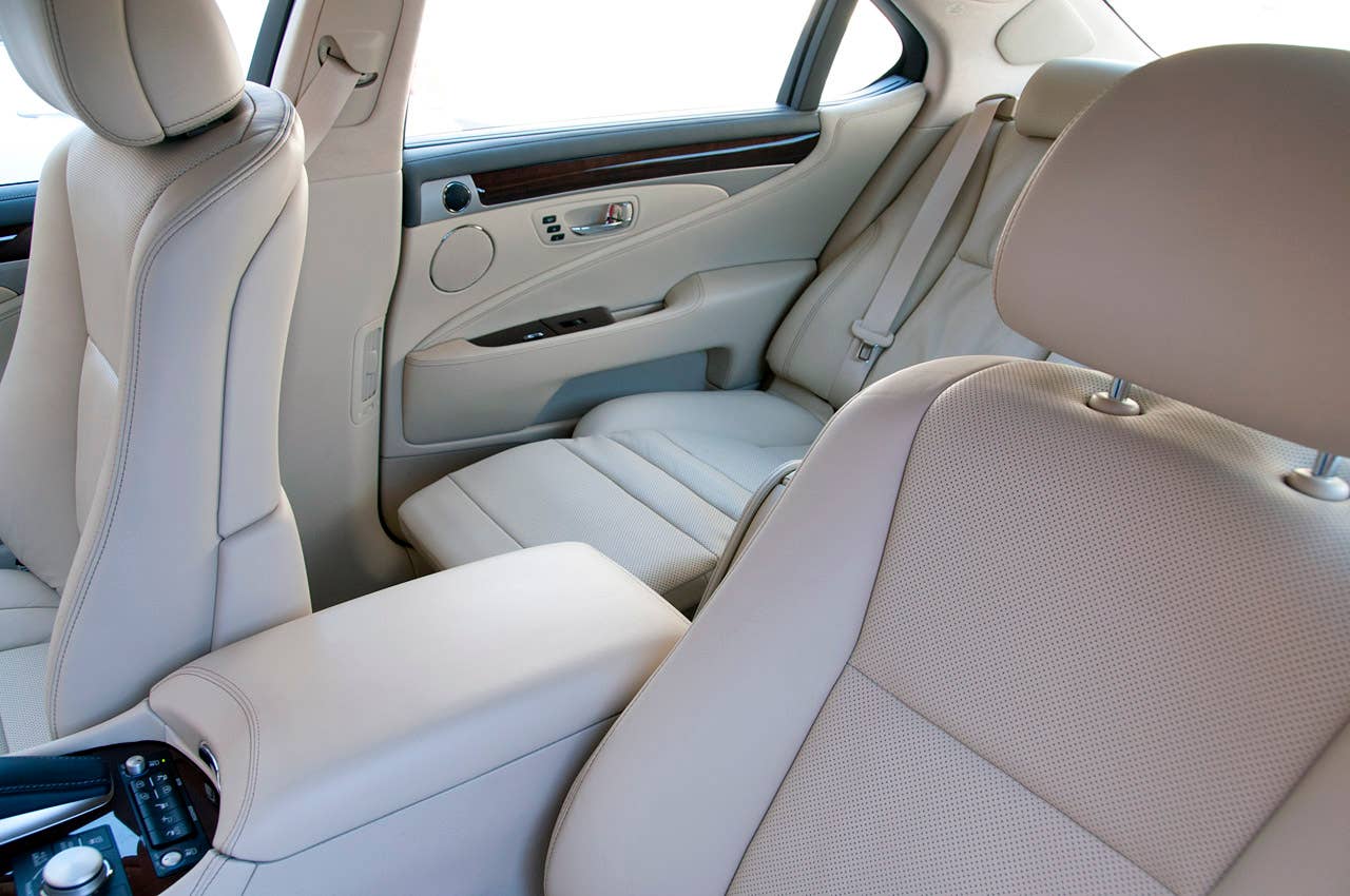2013 Lexus LS rear seats