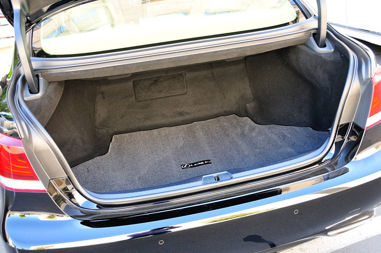 2013 Lexus LS trunk