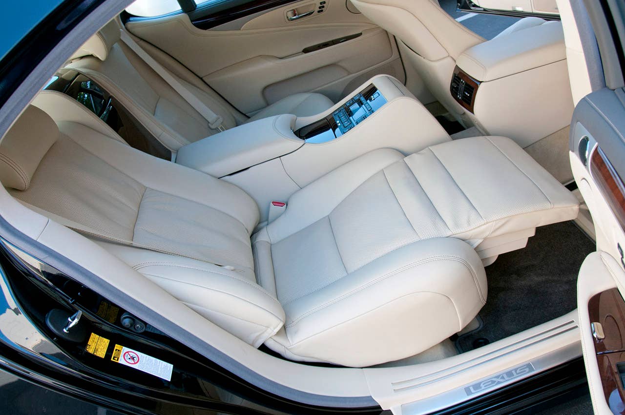 2013 Lexus LS rear seats