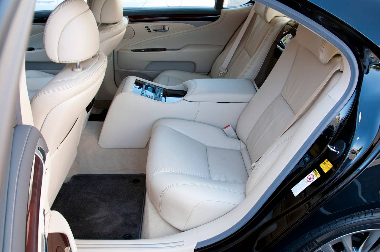 2013 Lexus LS rear seats