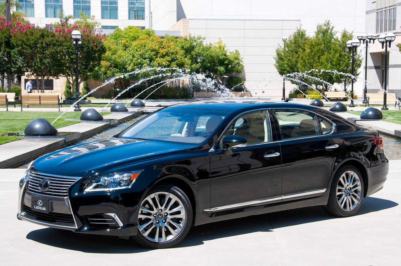 2013 Lexus LS front 3/4 view