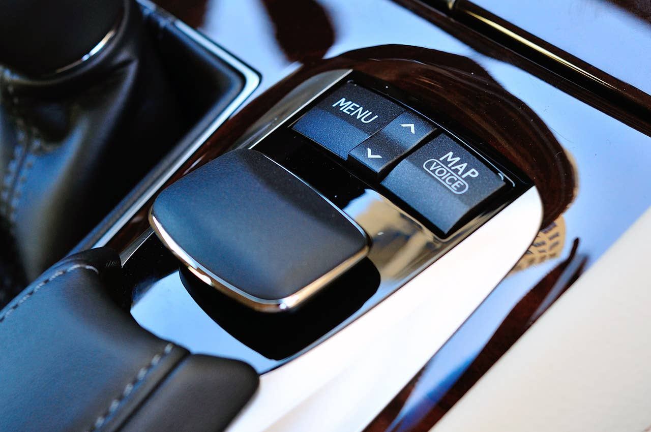 2013 Lexus LS multimedia system controls