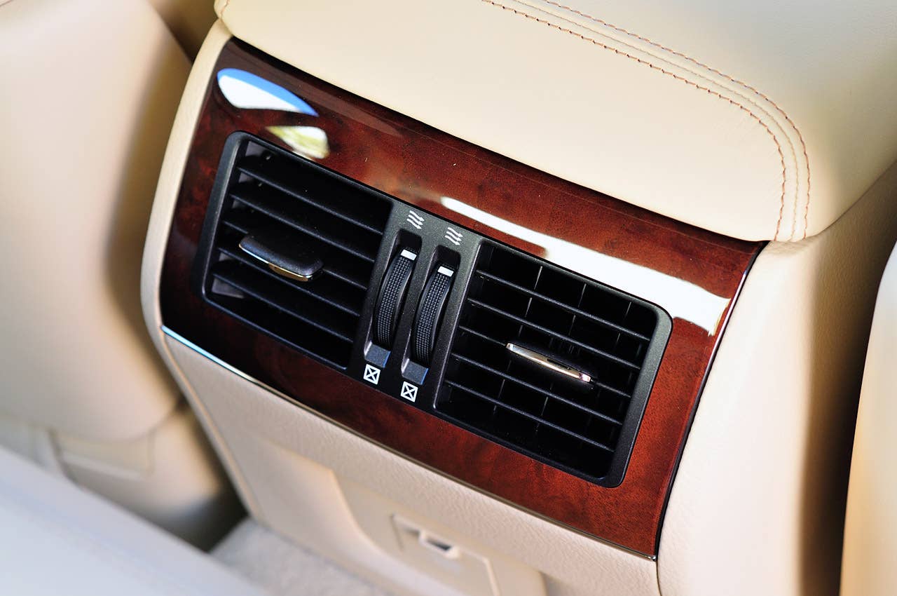 2013 Lexus LS rear seat vents