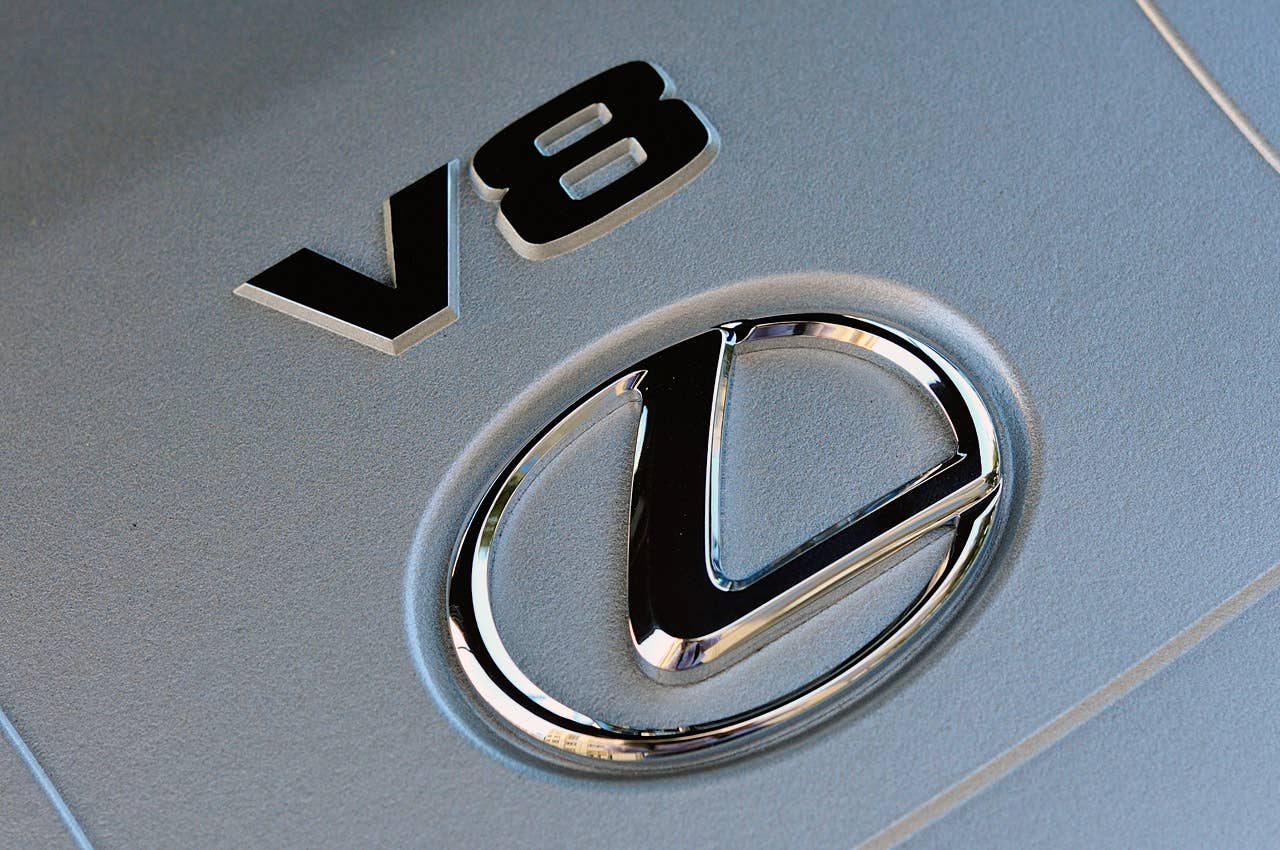 2013 Lexus LS engine detail