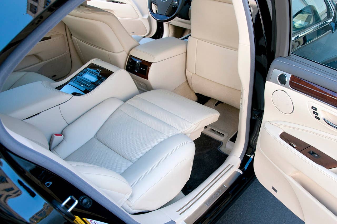 2013 Lexus LS rear seats