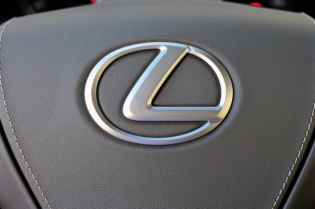 2013 Lexus LS steering wheel detail