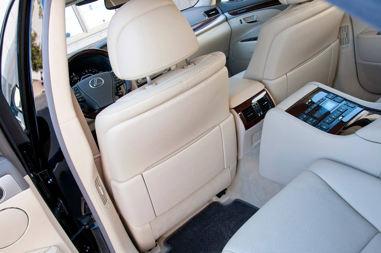 2013 Lexus LS rear seats