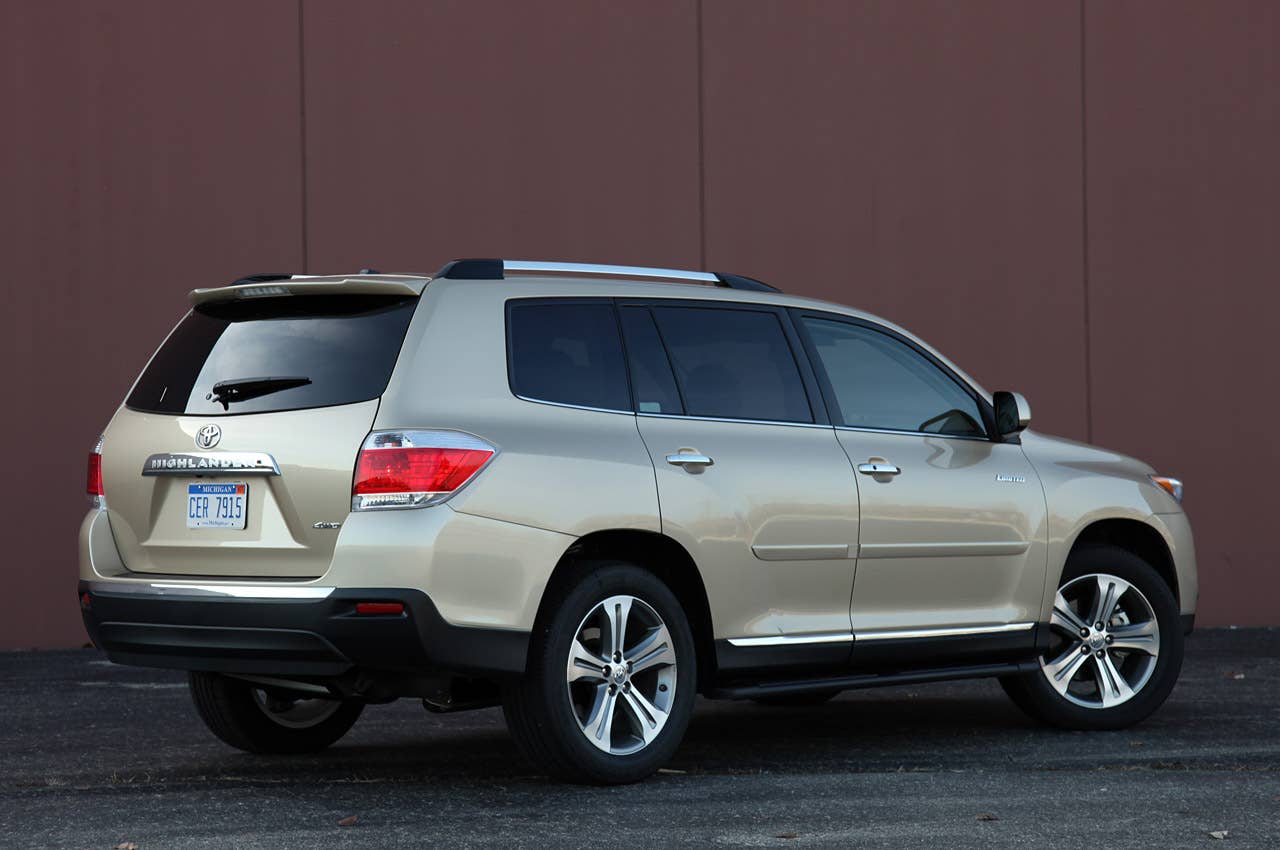 2011 Toyota Highlander rear 3/4 view