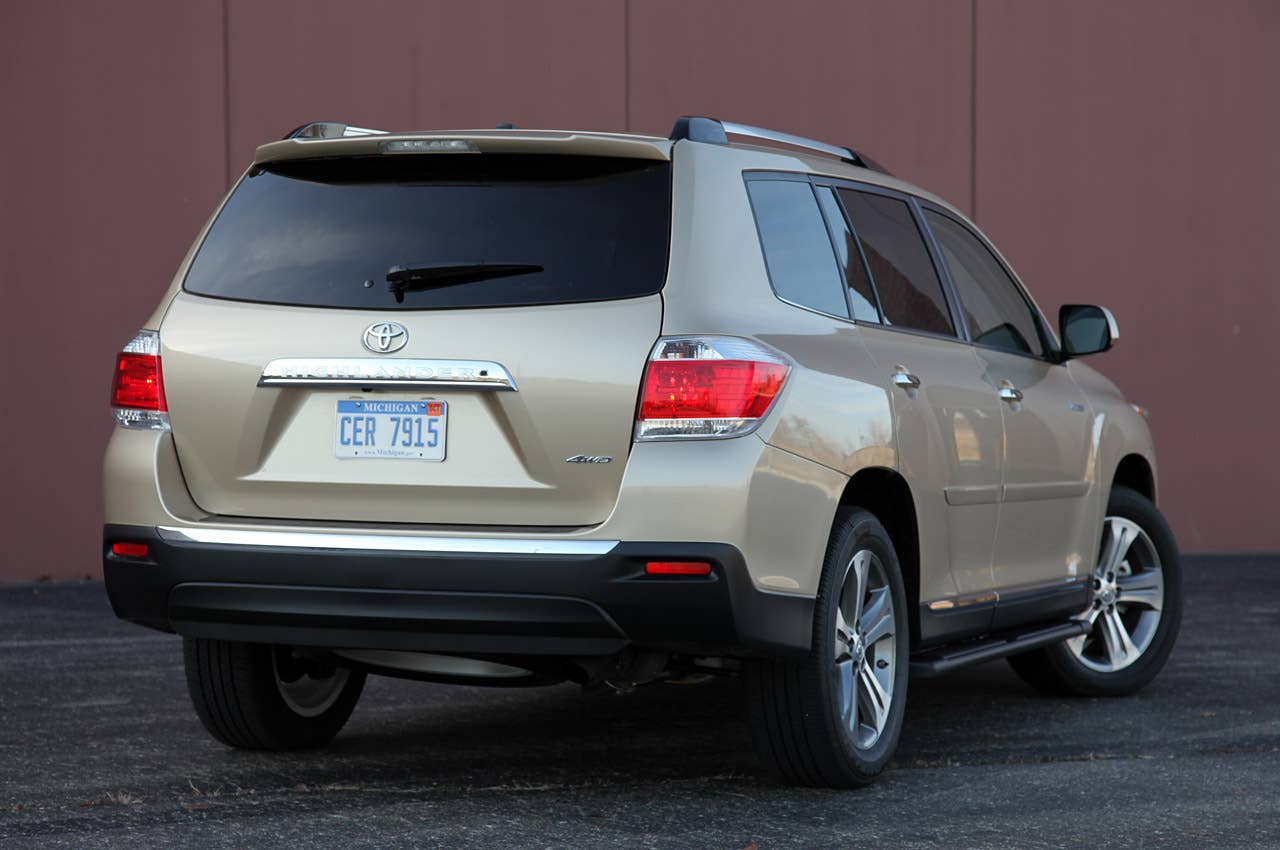 2011 Toyota Highlander rear 3/4 view