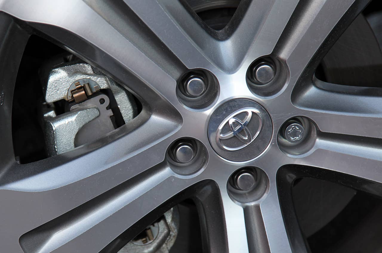 2011 Toyota Highlander wheel detail