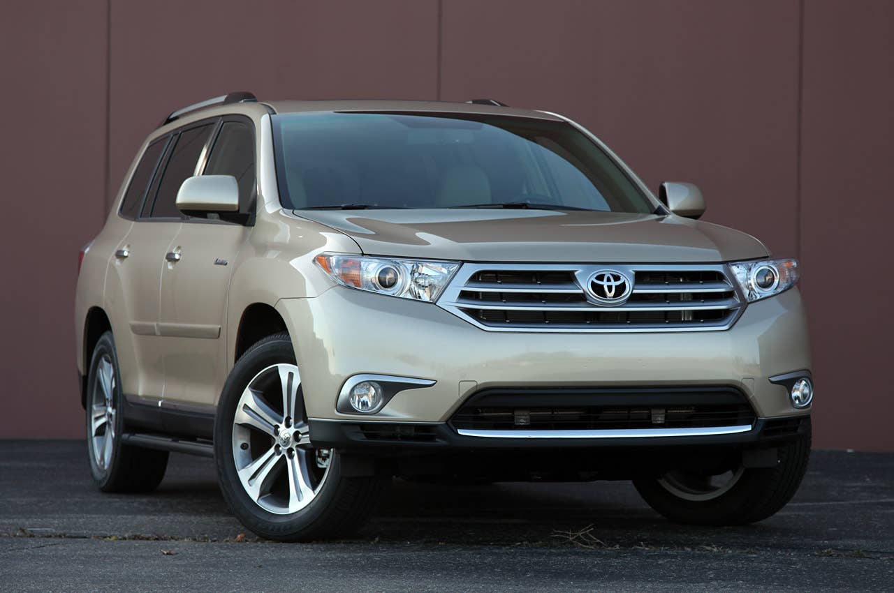 2011 Toyota Highlander front 3/4 view