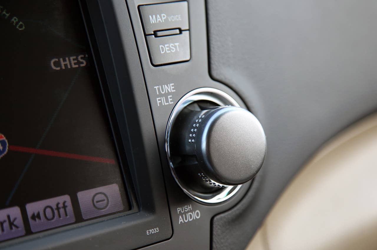 2011 Toyota Highlander audio controls