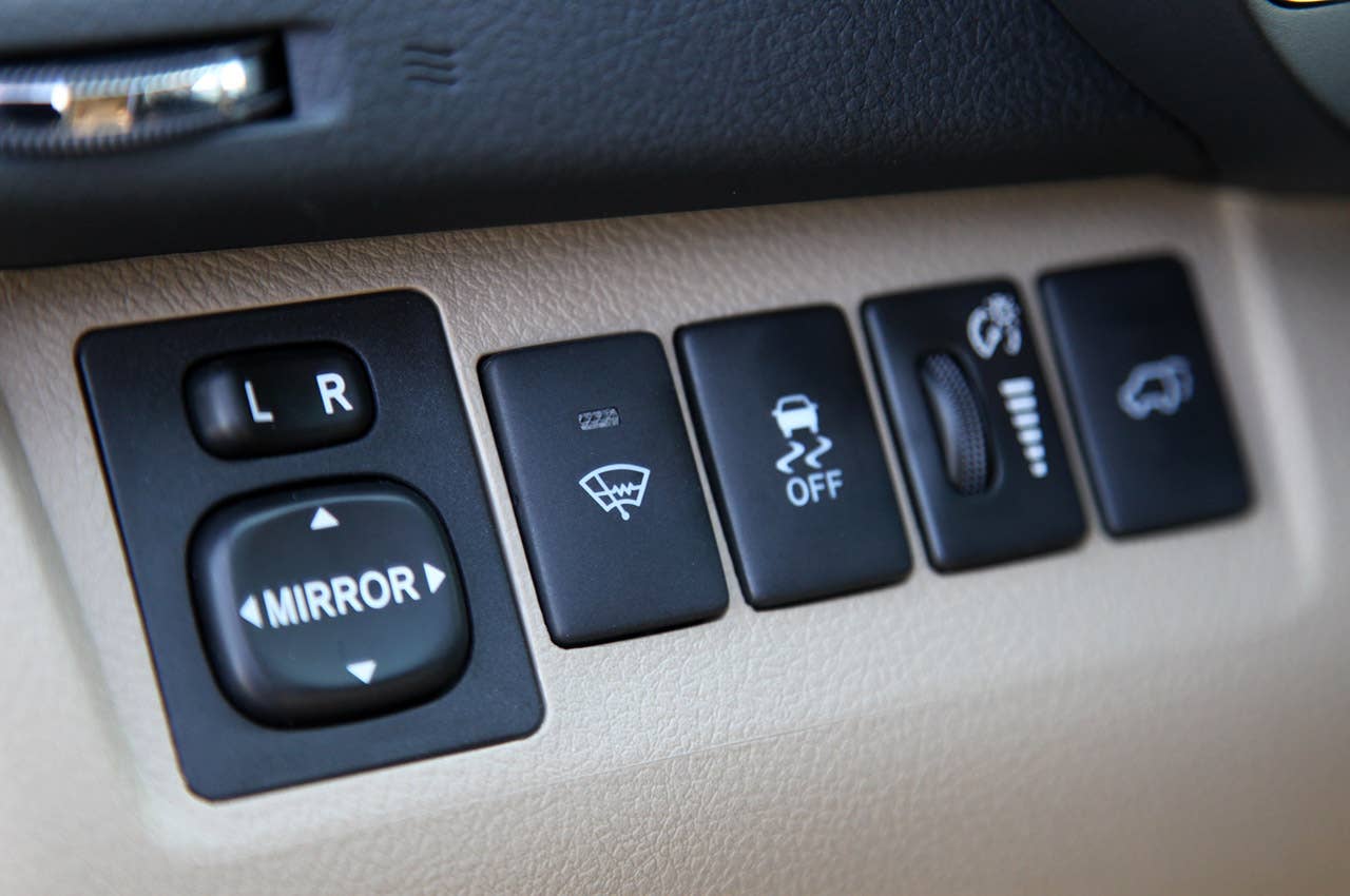 2011 Toyota Highlander dash controls