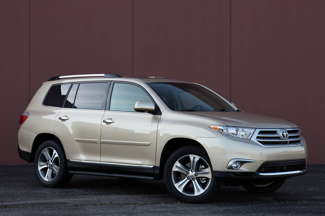 2011 Toyota Highlander front 3/4 view
