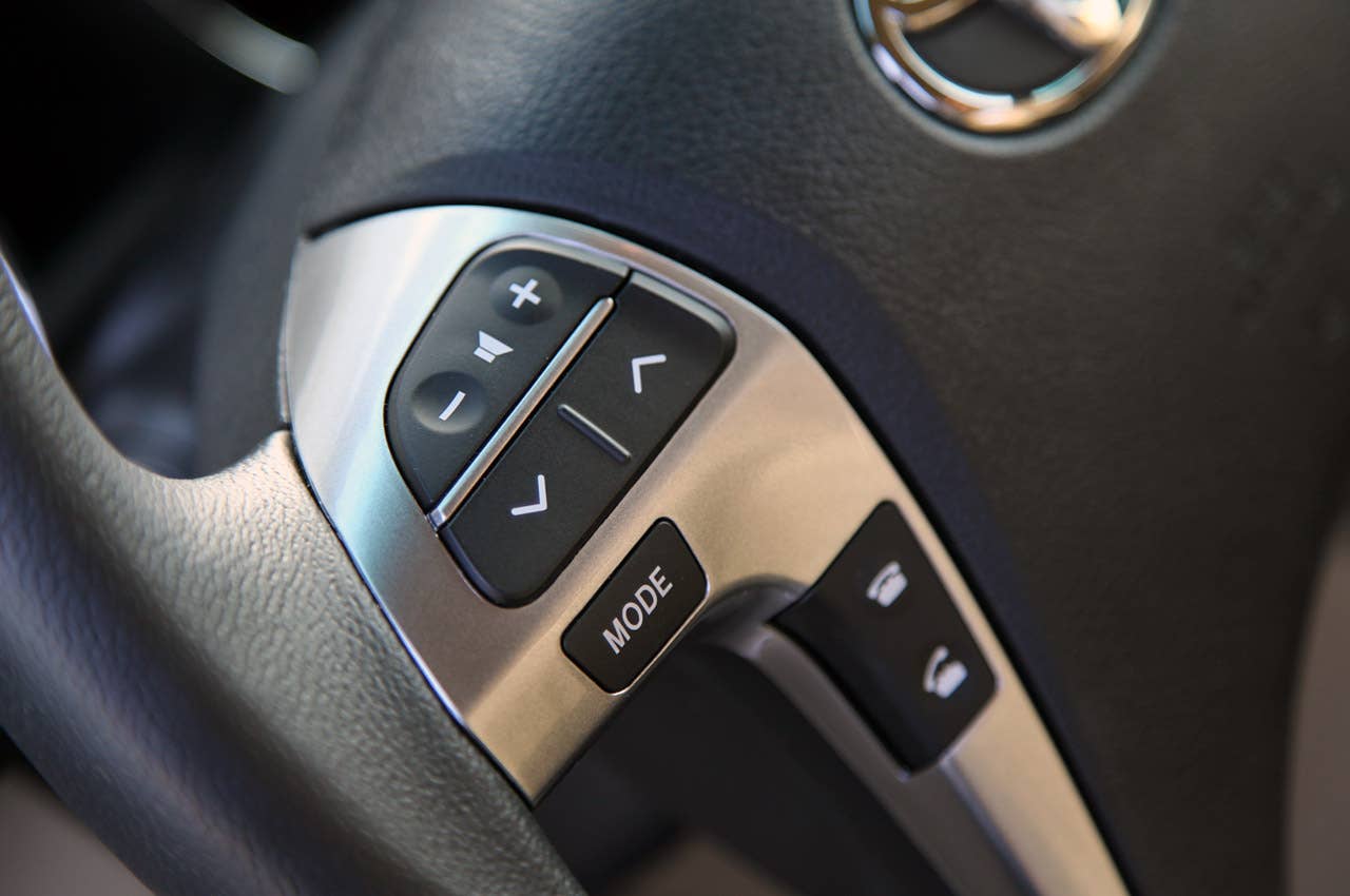 2011 Toyota Highlander steering wheel controls