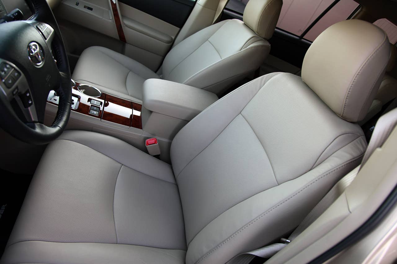 2011 Toyota Highlander front seats