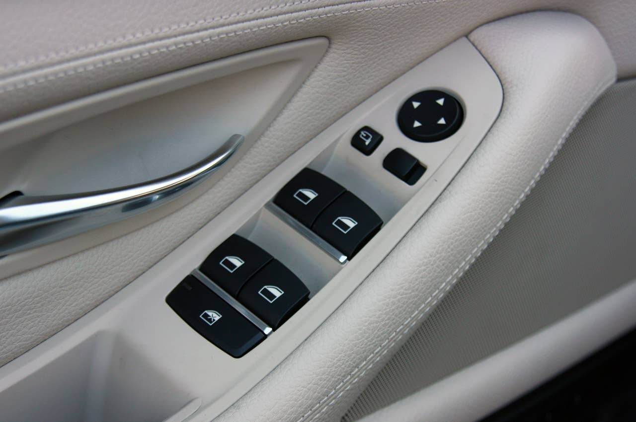 2013 BMW ActiveHybrid 5 door controls