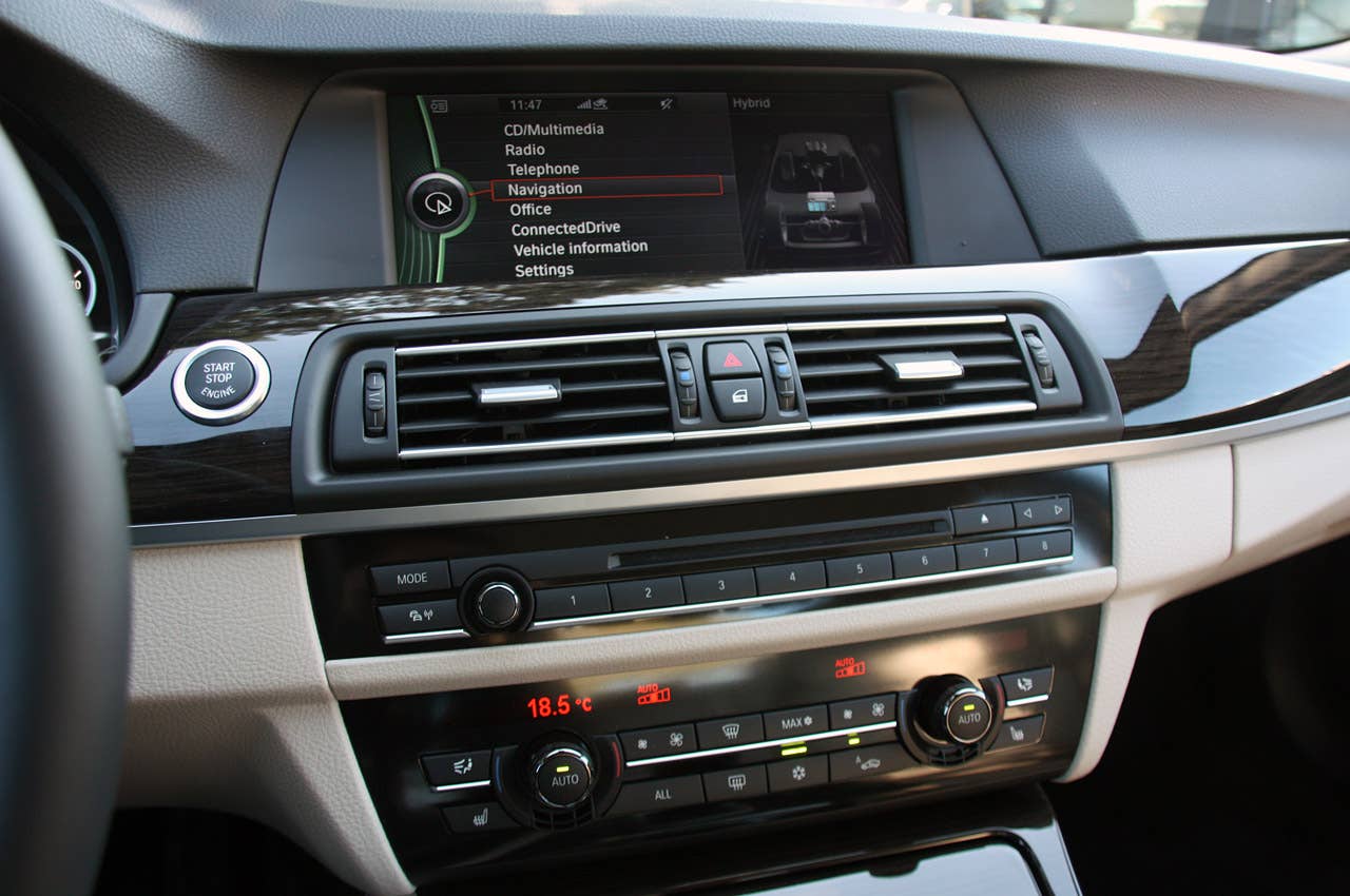 2013 BMW ActiveHybrid 5 instrument panel