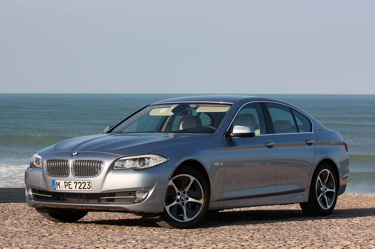 2013 BMW ActiveHybrid 5 front 3/4 view