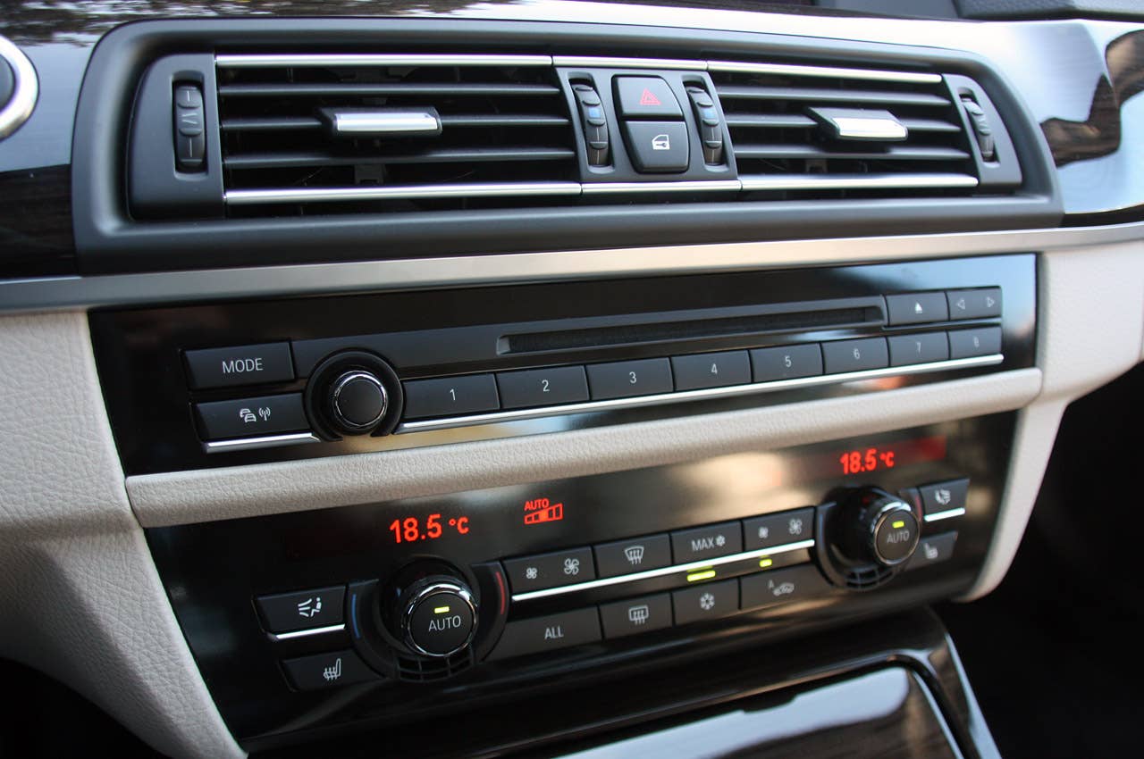 2013 BMW ActiveHybrid 5 instrument panel