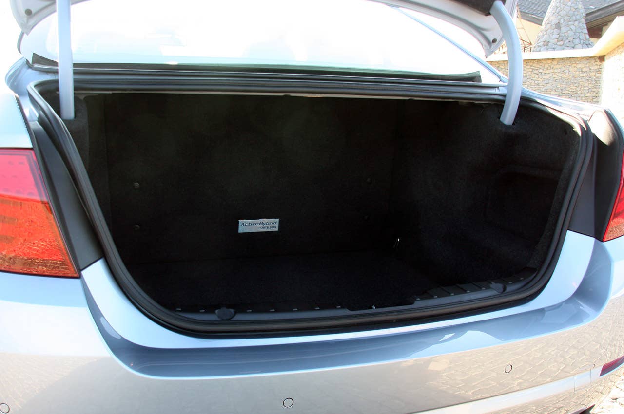 2013 BMW ActiveHybrid 5 rear cargo area