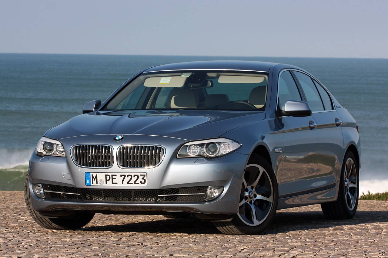 2013 BMW ActiveHybrid 5 front 3/4 view