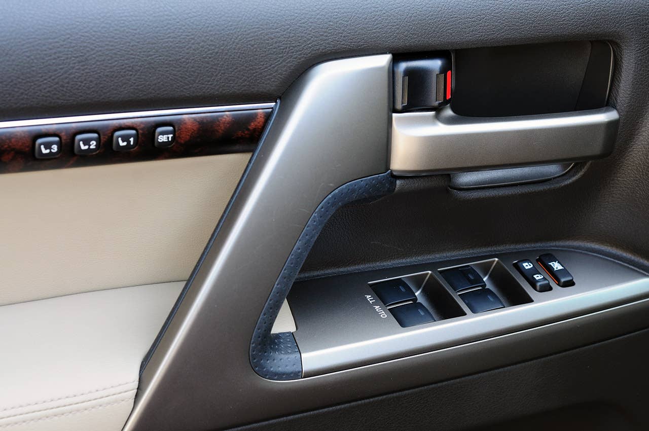 2011 Toyota Land Cruiser interior door handle