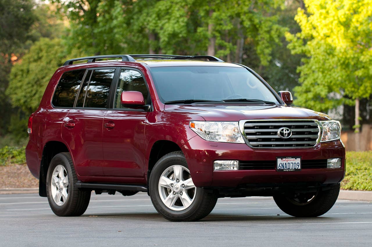 2011 Toyota Land Cruiser front 3/4 view