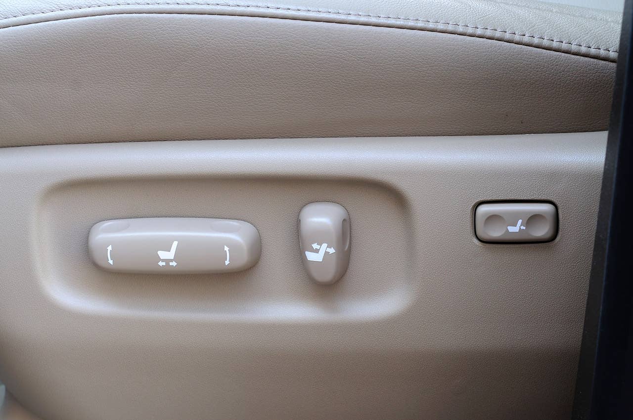 2011 Toyota Land Cruiser seat position controls
